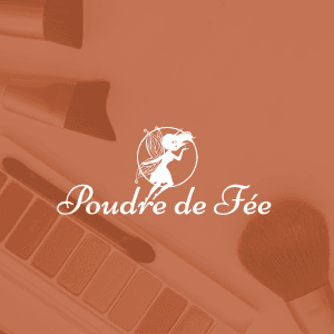 Visuel regroupant l'identité visuelle de l'entreprise Poudre de Fée, réalisés sur un fond de couleur marron cacao en opacité avec une photo d'accessoires de maquillage en arrière plan.